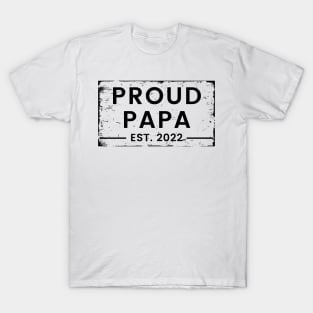 Proud Papa EST 2022. Vintage Distressed Design For The Dad To Be. T-Shirt